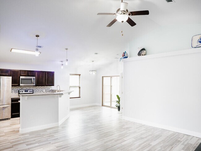 Building Photo - 8261 Sierra St