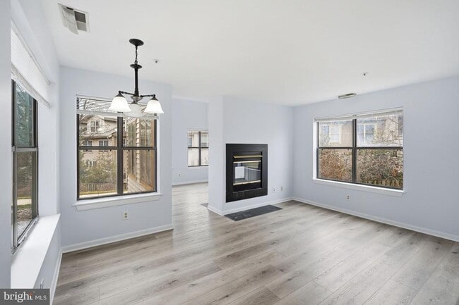 Building Photo - 13405 Shady Knoll Dr