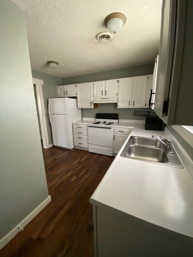 Building Photo - 619 W Edgewood St