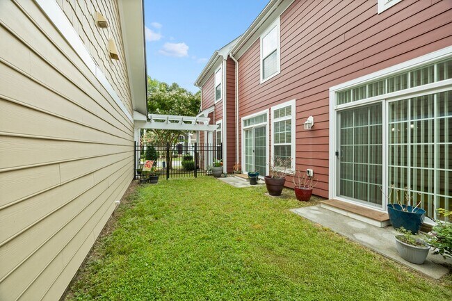 Building Photo - 5543 Botanical Dr