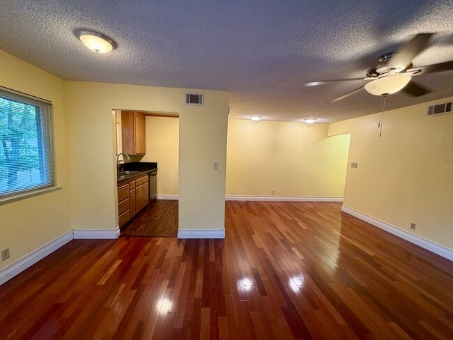 Building Photo - 50% Off First Months Rent | Private Deck & Prime Location | 2BR Sacramento Condo