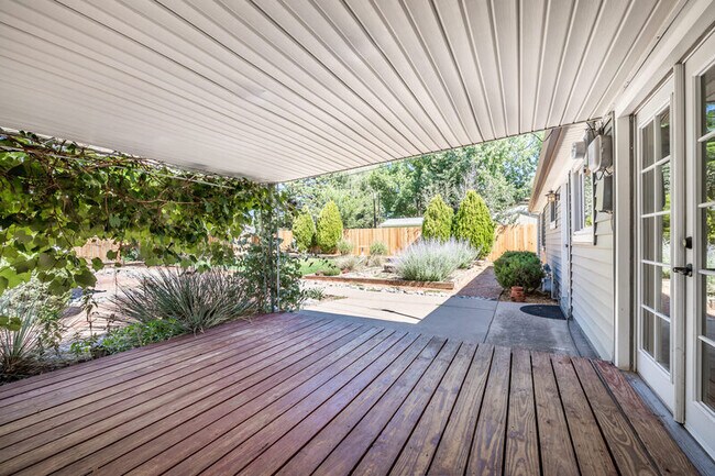 Building Photo - 2140 Robin Dr