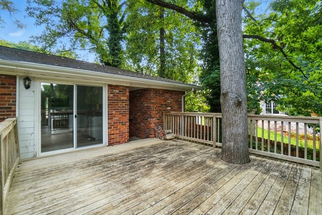 Building Photo - Perfect blend of Charm and Convenience!