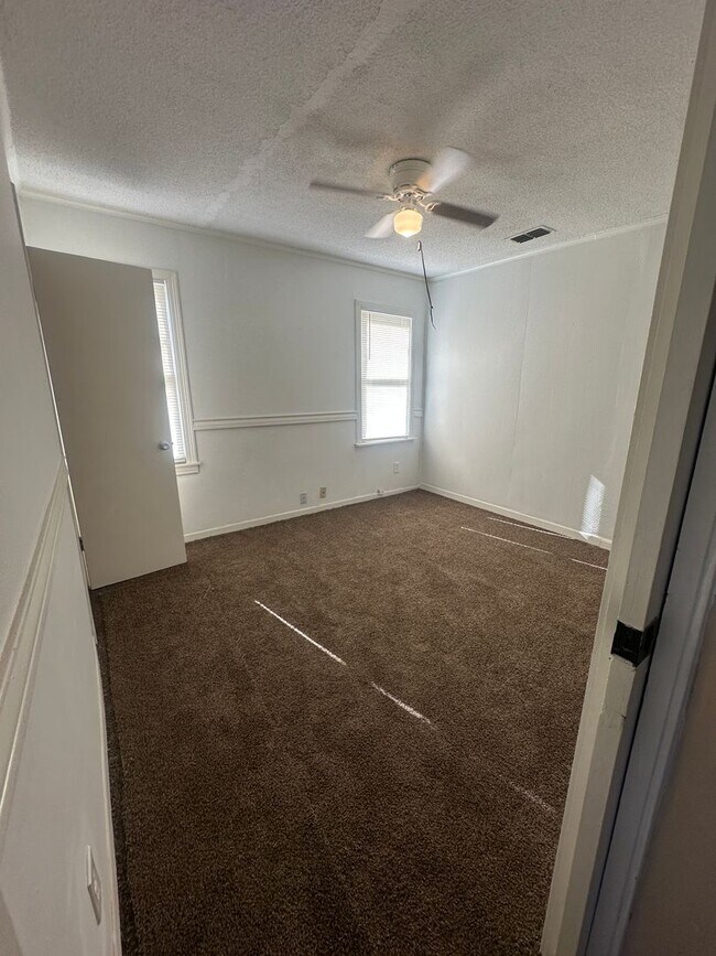 Building Photo - Large 3b 2b Home