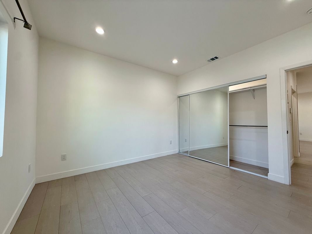 Building Photo - 10723 Rhodesia Ave