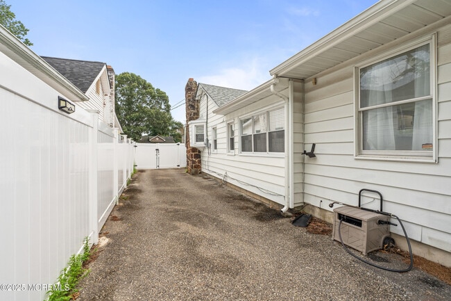 Building Photo - 611 Parkside Ave