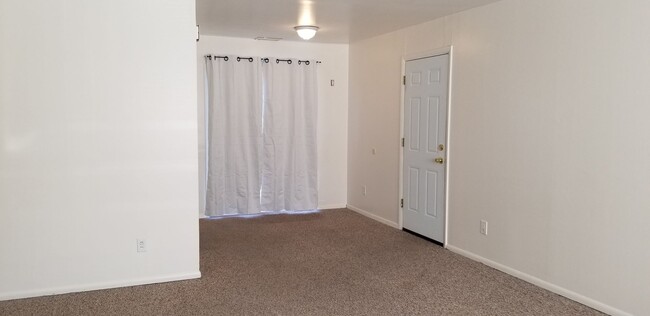 Building Photo - 1/2 OFF OCTOBER RENT