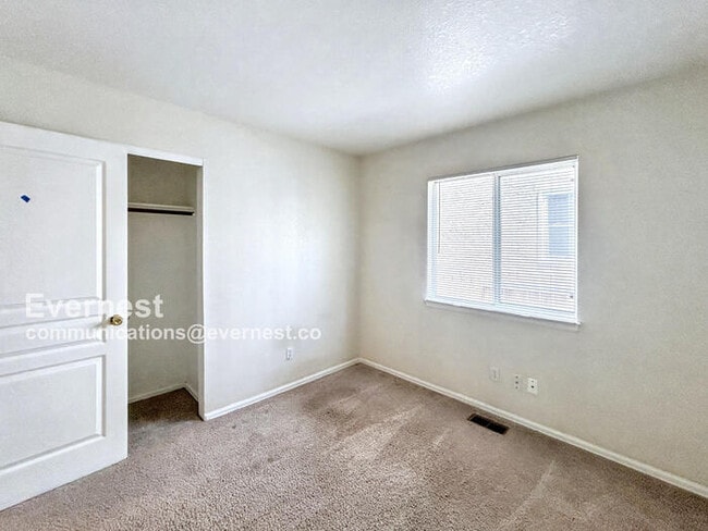 Building Photo - 3 Bed, 2 Bath Home with Fenced Yard & Garage / Available Soon!