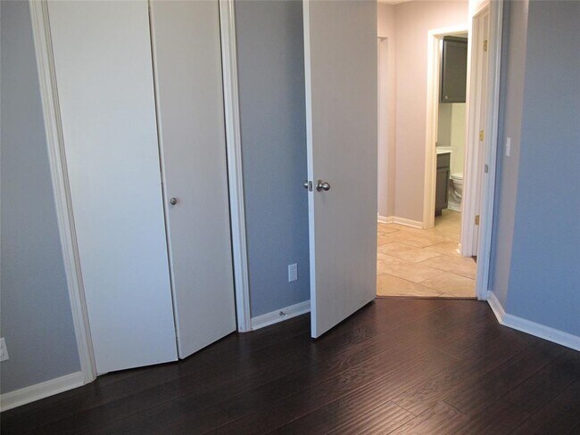 Building Photo - 915 Lantana Dr