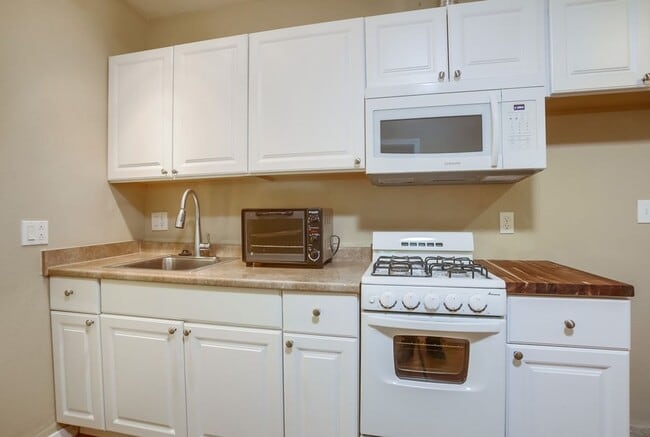 Building Photo - Single Story Duplex with Two Private Residences