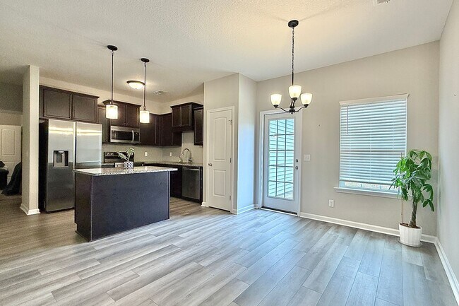 Building Photo - AVAILABLE NOW! (Pet Friendly)