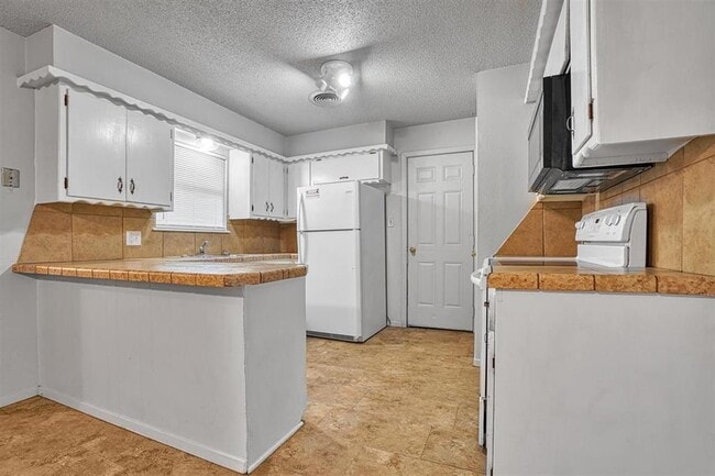 Building Photo - 5716 NW Glenn Ave