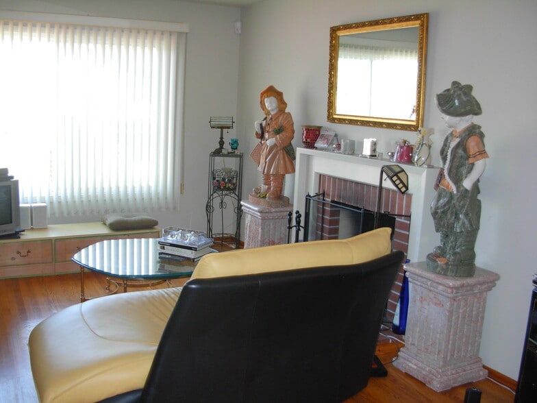 living room when furnished - 124 Dellbrook Ave