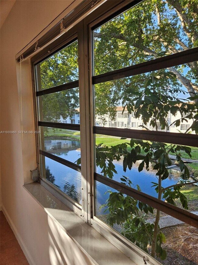 Building Photo - 5140 SW 40th Ave