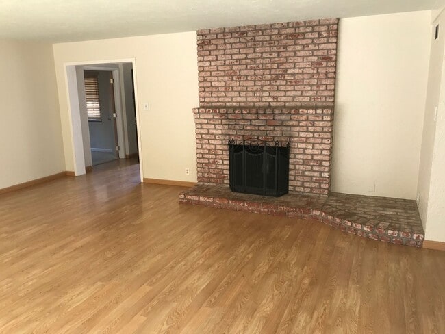 Building Photo - Indoor/outdoor living, spacious 4/2 on a quiet street in Mills Estates