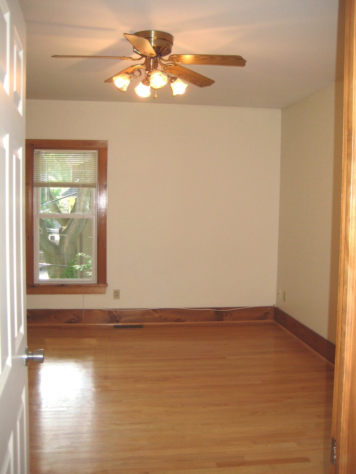 Building Photo - 280 S Goodman St