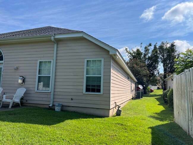 Building Photo - 1060 Kingdom Dr