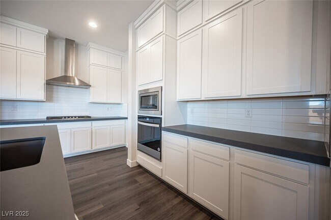 Building Photo - 117 Royal Cascade Ave