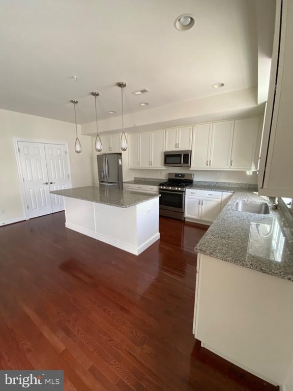 Building Photo - 310 E Barnard St