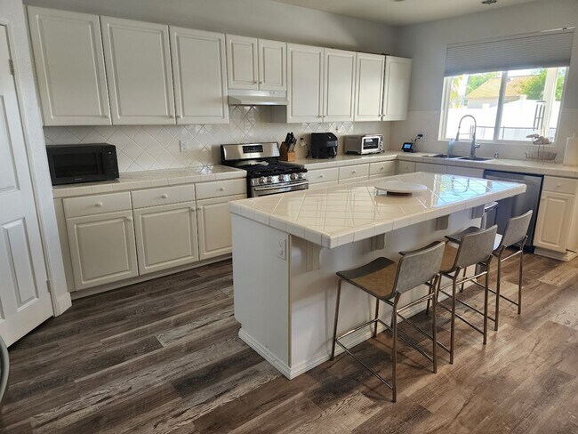 Building Photo - Gorgeous Home with 5 Bedrooms, 3 Baths, So...