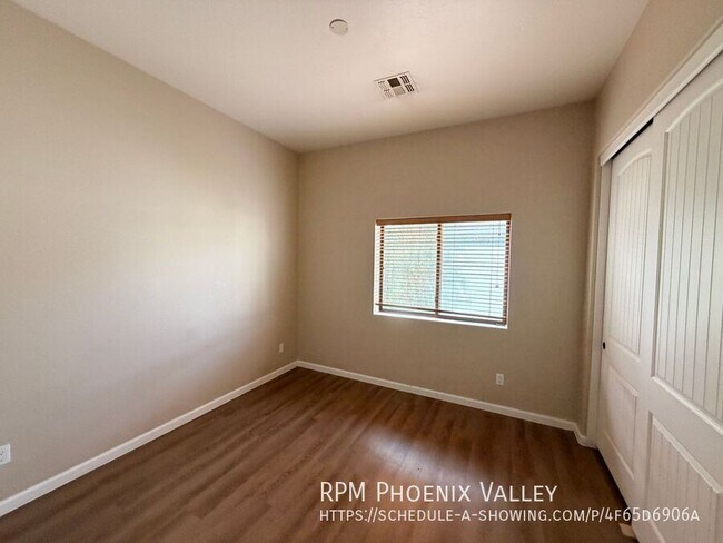 Building Photo - 897 E Roma Ave