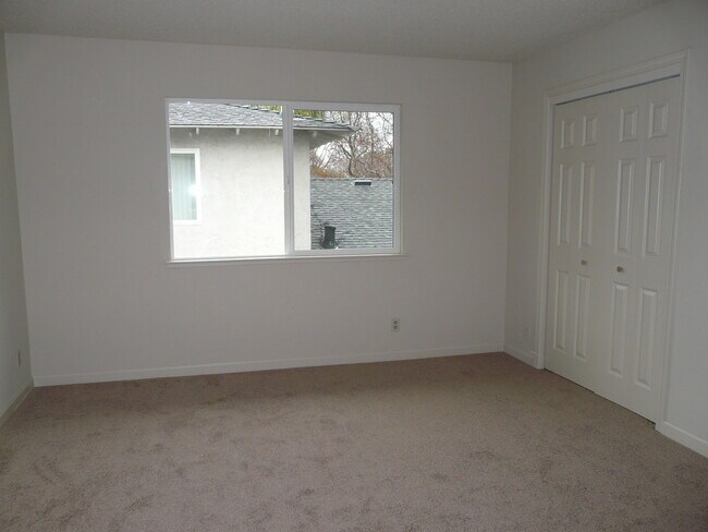 Building Photo - Upstairs 2 Bedroom, 2 Bath in 4-plex near Willow Glen Border!