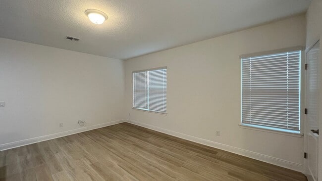 Building Photo - Like New 1/1 Garage Apartment with 1-Car G...