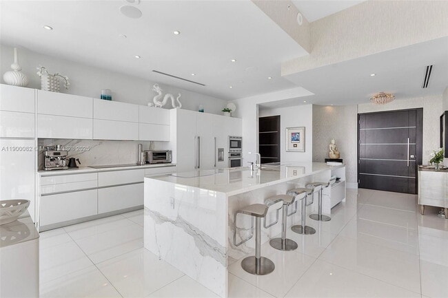 Building Photo - 700 NE 24th St