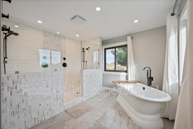 Building Photo - 753 Latigo Loop