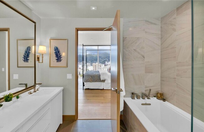 Building Photo - Spectacular 3 bedroom 3 bath Penthouse in the Kakaako Area