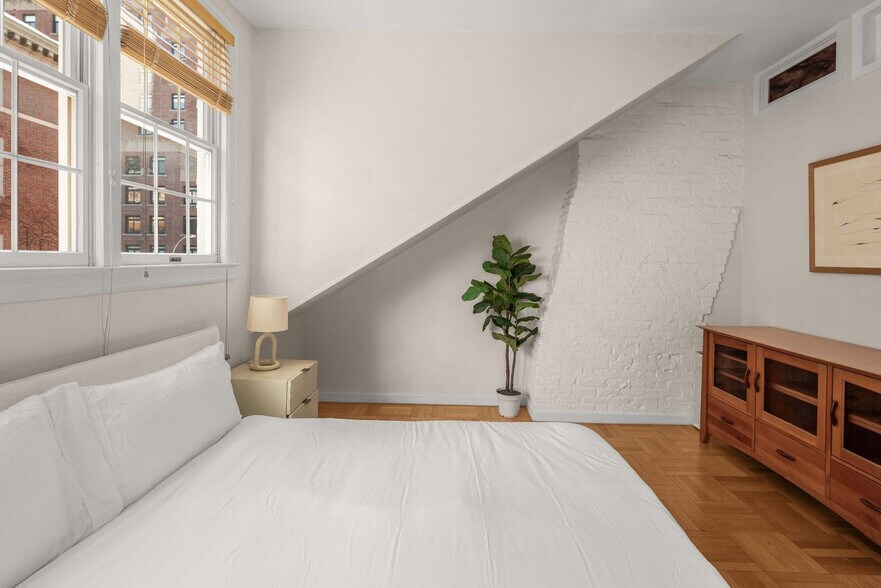 Building Photo - 131 MacDougal St