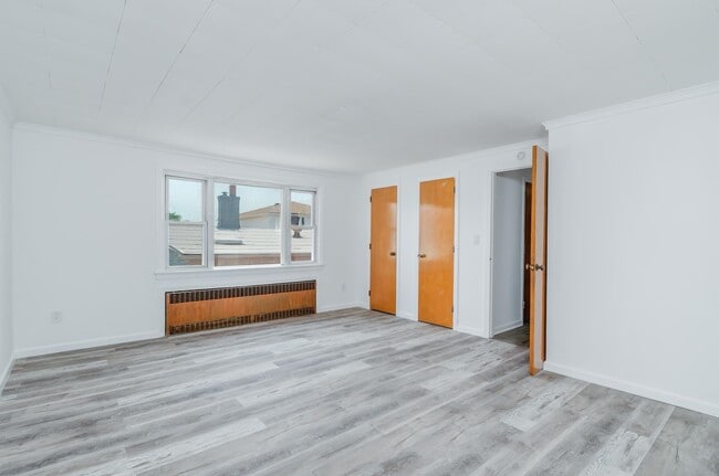 Building Photo - 33 E 42nd St
