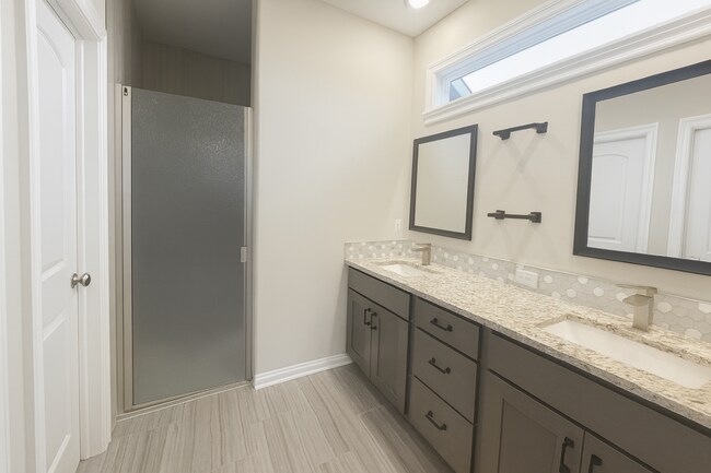 Building Photo - Spacious 4 Bedroom Home with Basement and Wet Bar in Clearwater