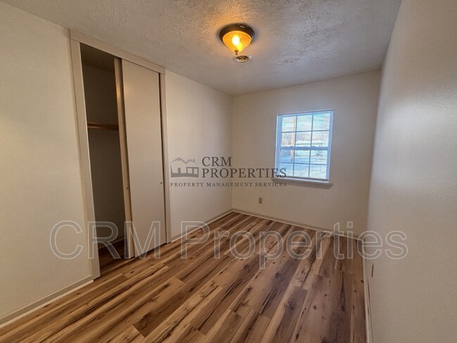 Building Photo - 1008 E Fischer St