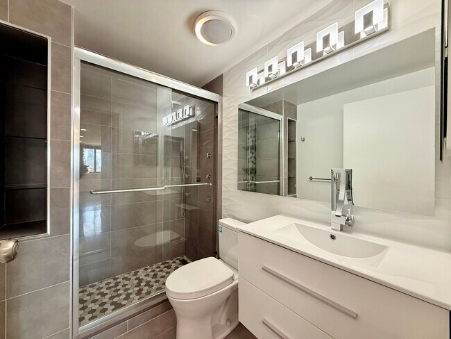 Building Photo - 205 10th St