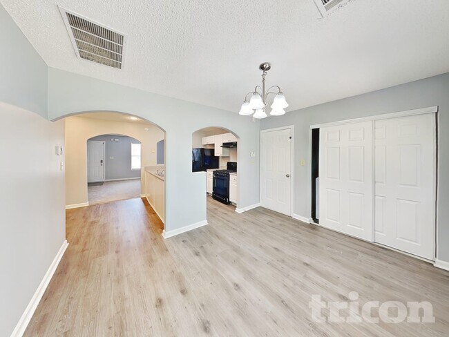 Building Photo - 6836 Saganaw Dr