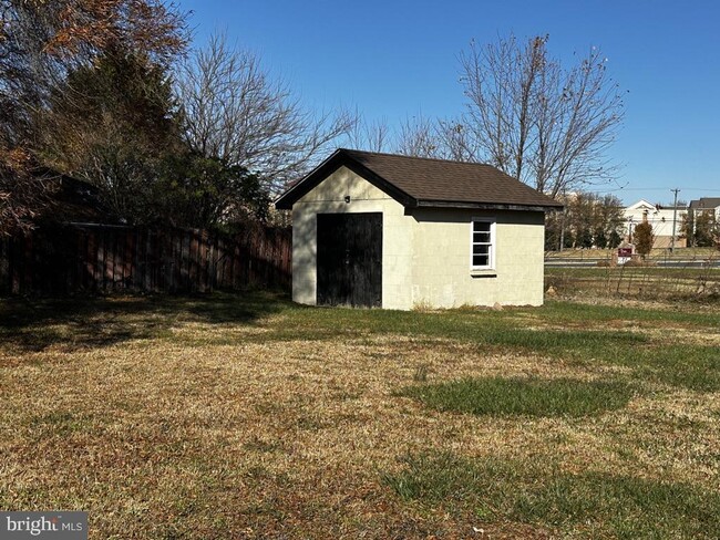 Building Photo - 1900 Briscoe Ln