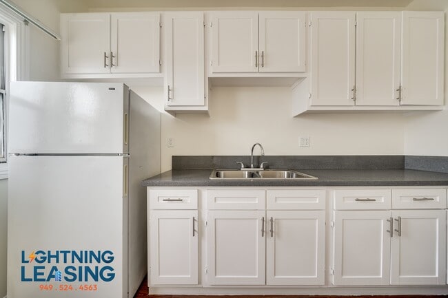 Building Photo - 1058 Normandie Ave