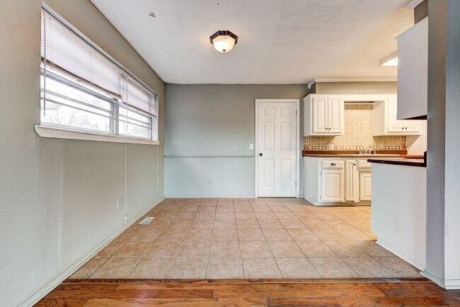 Building Photo - Updated Edmond Home with Newer Flooring