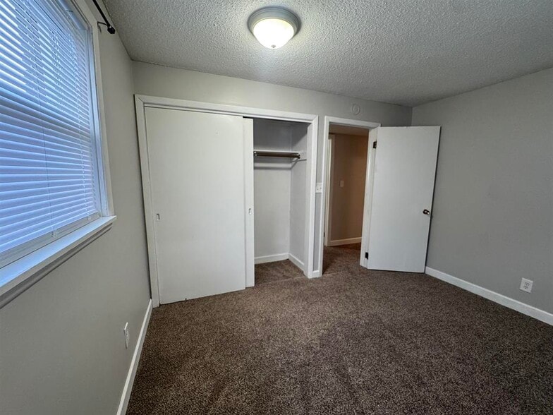 Building Photo - 930 Pius Ln