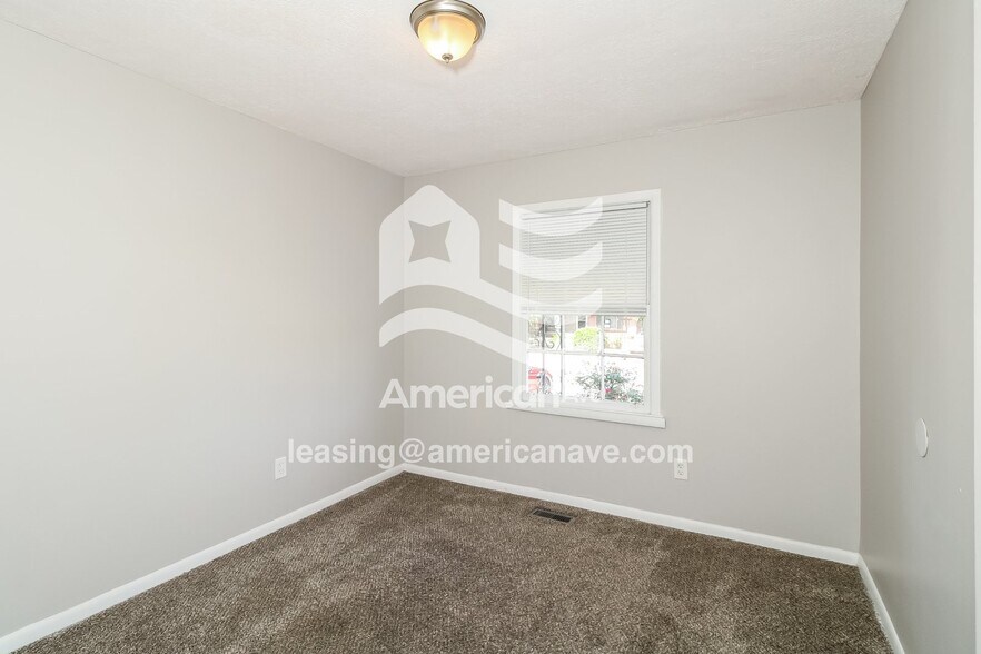 Building Photo - 10 Burdock Cir