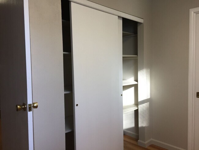 Building Photo - Spacious 3 bed 2 bathroom with 2 car garage