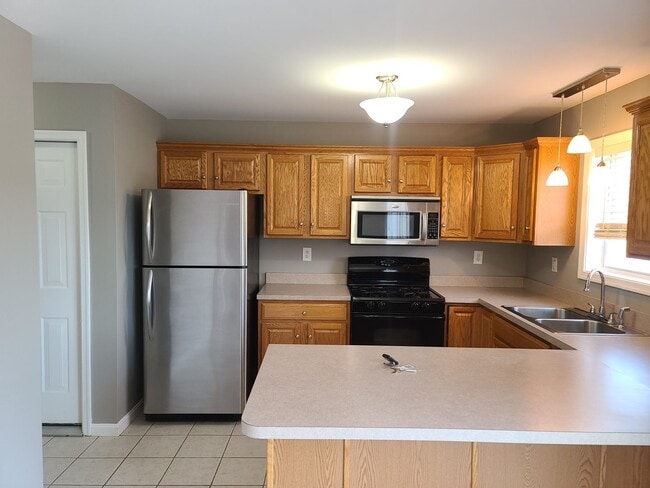 Building Photo - 3 Bedroom 2 1/2 bath end unit Townhome for...