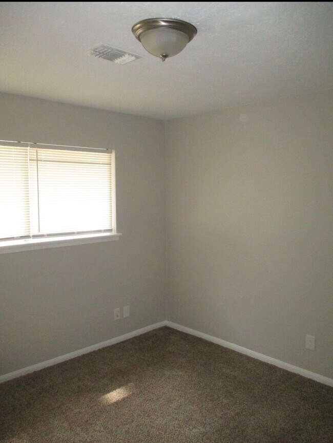 Building Photo - 2921 Roseheath Ln