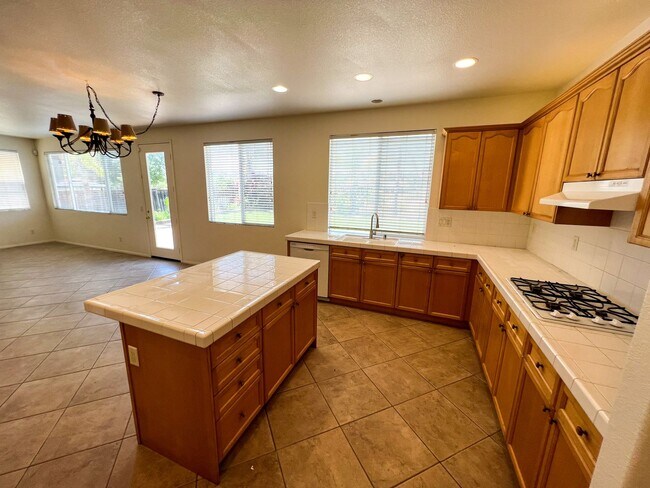 Building Photo - Spacious 4 Bedroom 3 Bathroom Home with 3 ...