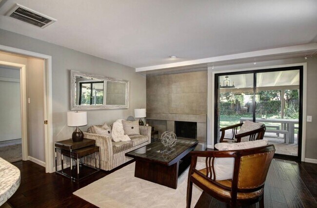 Building Photo - Elegant Fully Renovated 3/3 in Fair Oaks!