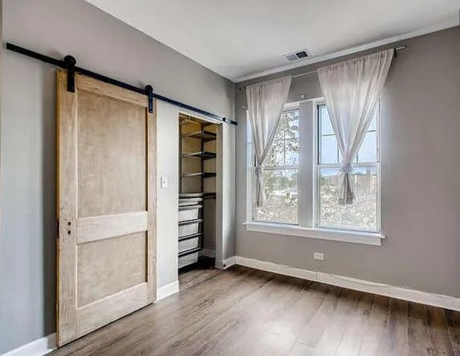 Building Photo - 2306 W Jarvis Ave