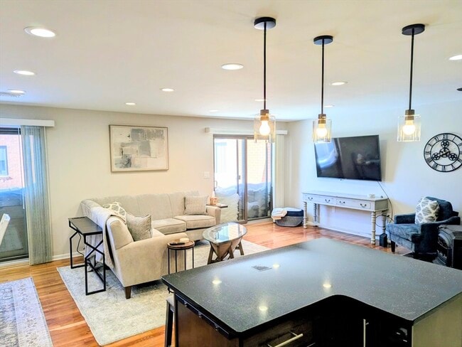 Building Photo - 20 Central St