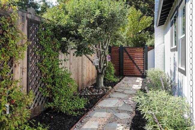 Building Photo - 381 McKendry Dr