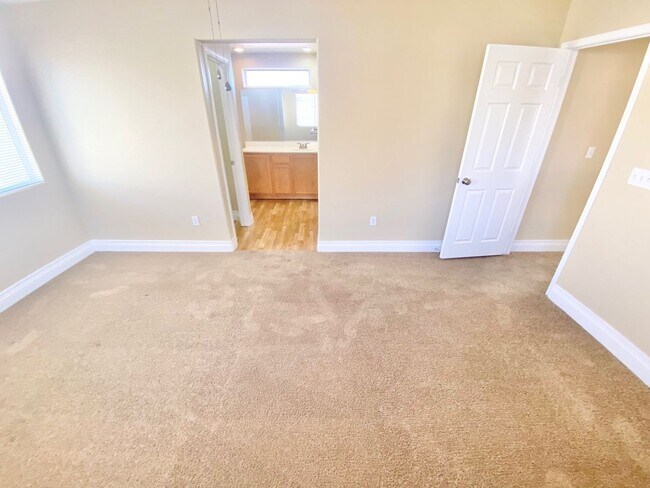 Building Photo - BEAUTIFUL 3 BEDROOM 2.5 BATHROOM 2 CAR GAR...